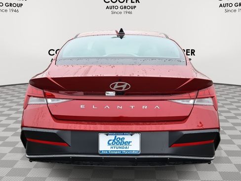 Certified 2025 Hyundai Elantra SEL w/ Cargo Package image 8
