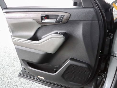 Used 2024 Toyota Highlander Limited image 24