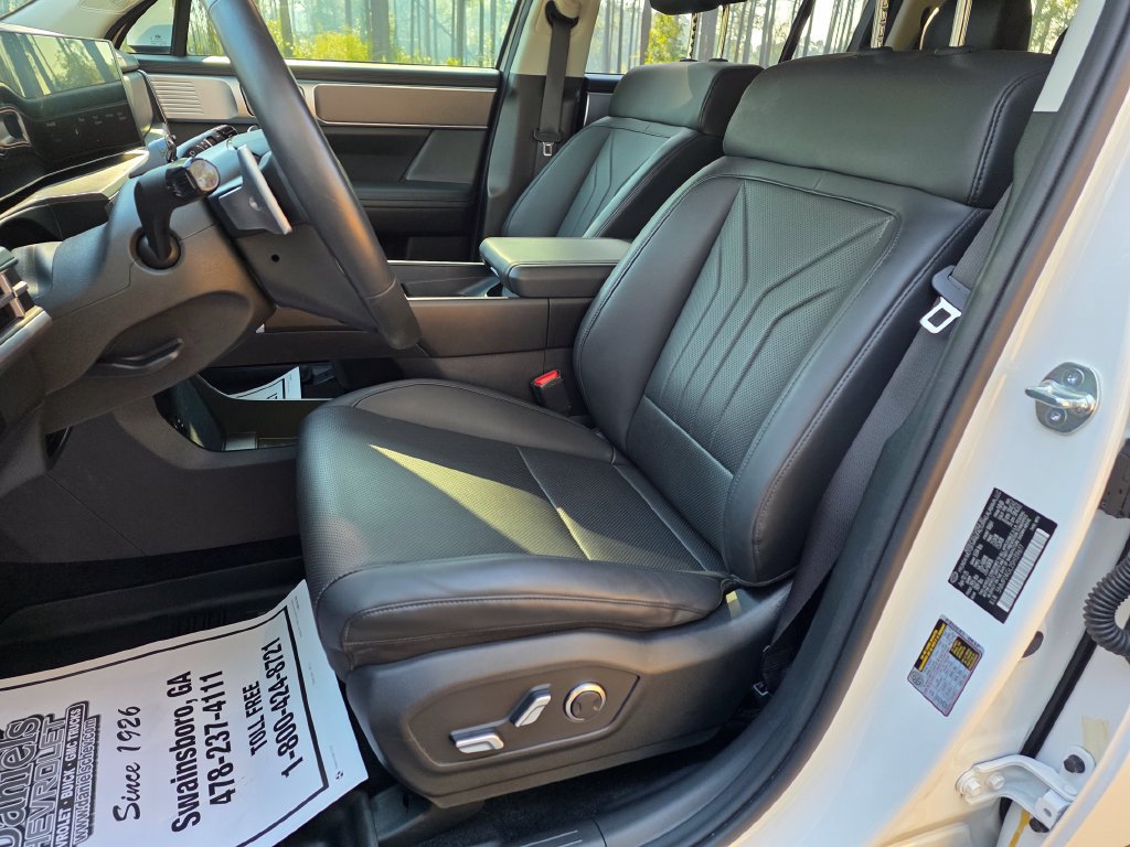 Used 2025 Hyundai Santa Fe SEL FWD image 13