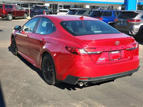 Used 2025 Toyota Camry SE image 3
