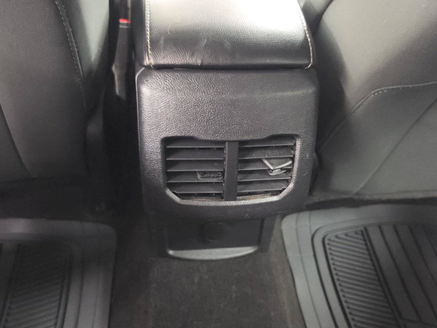 Used 2020 Ford Fusion SE FWD image 15