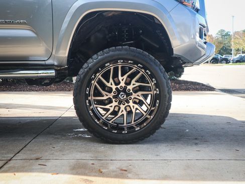 Used 2016 Toyota Tacoma Limited image 13