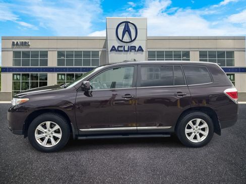 Used 2012 Toyota Highlander 4WD w/ Tow Pkg image 2