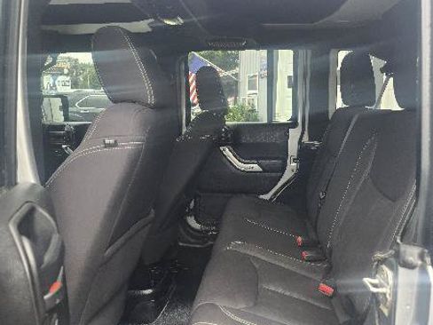 Used 2013 Jeep Wrangler Unlimited Rubicon AWD/4WD image 4