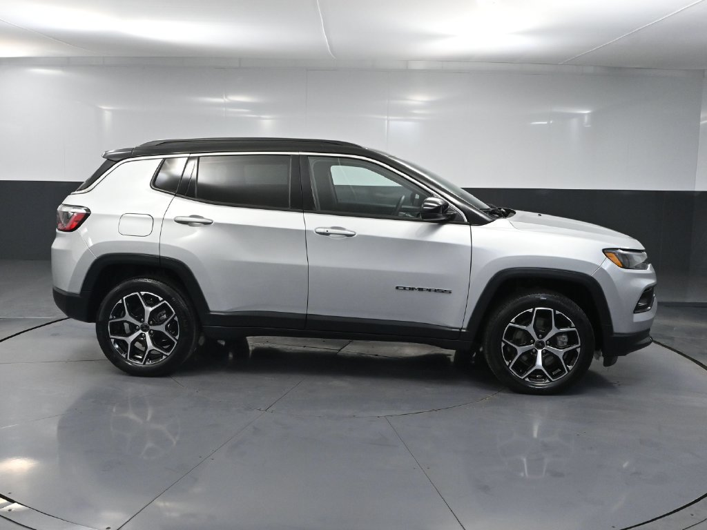 Used 2025 Jeep Compass Limited AWD/4WD image 3