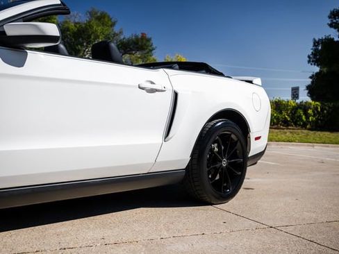 Used 2010 Ford Mustang GT Premium image 25