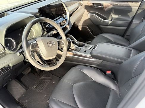 Used 2022 Toyota Highlander Platinum image 9