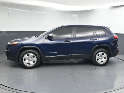 Used 2016 Jeep Cherokee Sport image 5