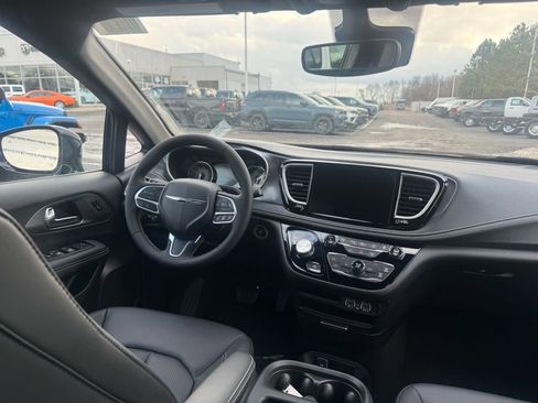 New 2025 Chrysler Pacifica Select image 29