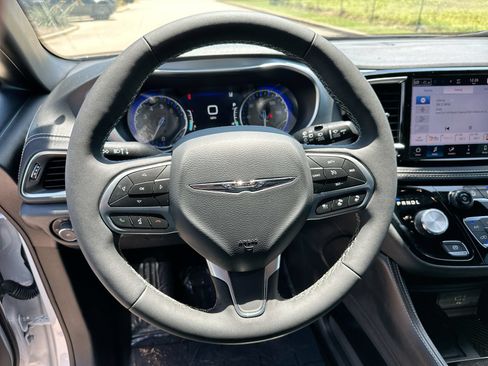 Used 2026 Chrysler Pacifica Limited FWD image 14