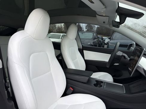 Used 2021 Tesla Model Y Long Range image 19