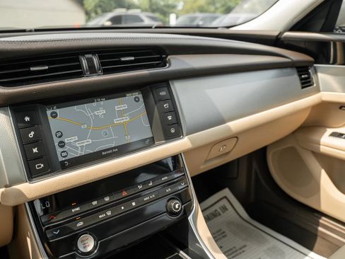 Used 2017 Jaguar XF Premium AWD/4WD image 23