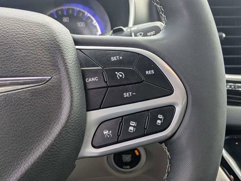 Used 2023 Chrysler Pacifica Touring-L FWD image 26