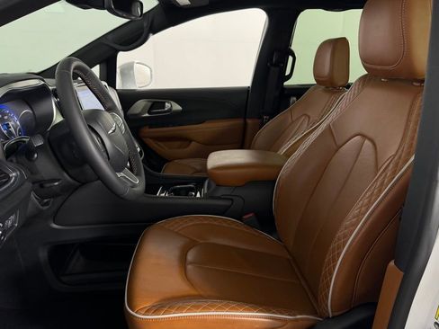 Certified 2024 Chrysler Pacifica Pinnacle image 23