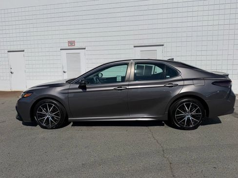 Used 2023 Toyota Camry SE FWD image 3