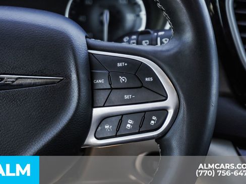 Used 2023 Chrysler Pacifica Touring-L image 32