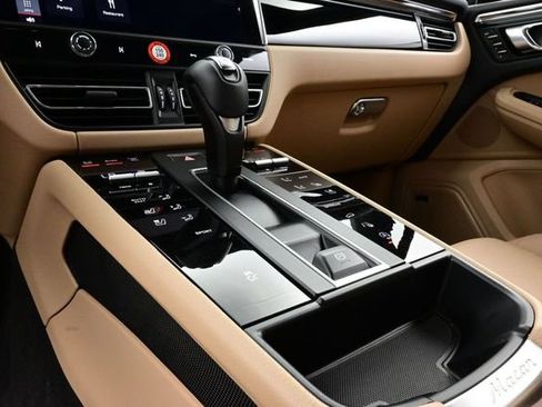 Certified 2025 Porsche Macan AWD/4WD image 11