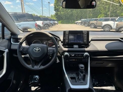 Used 2021 Toyota RAV4 LE FWD image 18