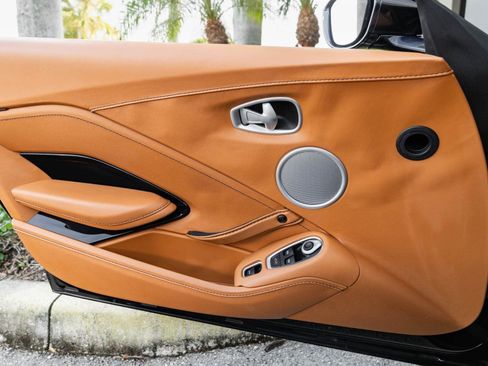 Used 2021 Aston Martin V8 Vantage Roadster image 35