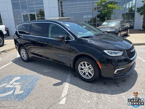 Used 2024 Chrysler Pacifica Touring-L FWD image 28