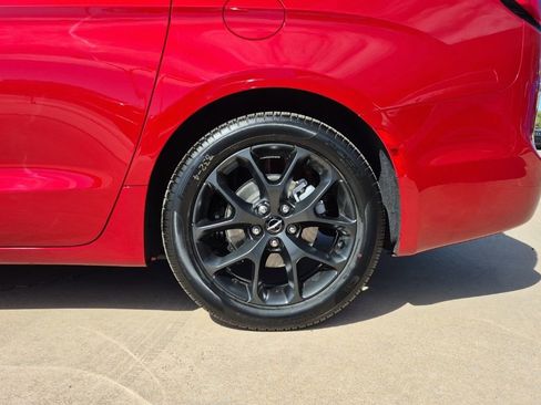 New 2025 Chrysler Pacifica Limited w/ Trailer Tow Group image 10