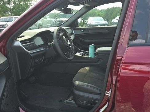 Used 2024 Jeep Grand Cherokee Altitude AWD/4WD image 6