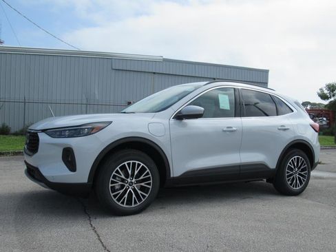 Certified 2025 Ford Escape SE w/ PHEV Premium Package image 3