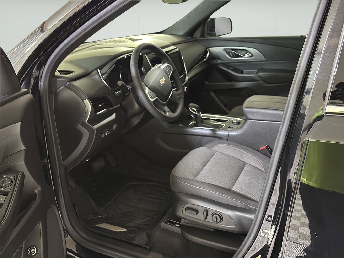 Used 2023 Chevrolet Traverse LT FWD image 12