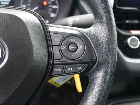 Used 2025 Toyota Corolla LE image 32