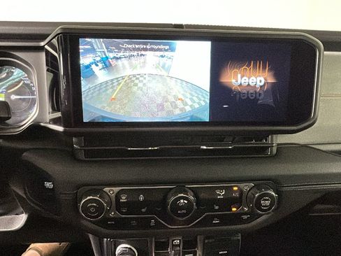 Used 2024 Jeep Wrangler Unlimited Sahara AWD/4WD image 27
