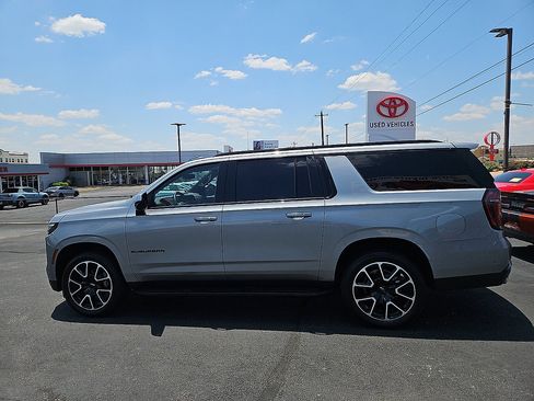 Used 2025 Chevrolet Suburban RST AWD/4WD image 2