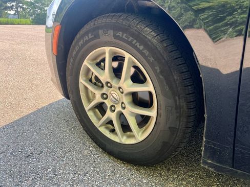 Used 2023 Chrysler Pacifica Touring-L FWD image 10