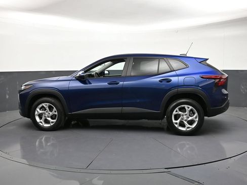 Used 2024 Chevrolet Trax LS w/ LS Convenience Package FWD image 2