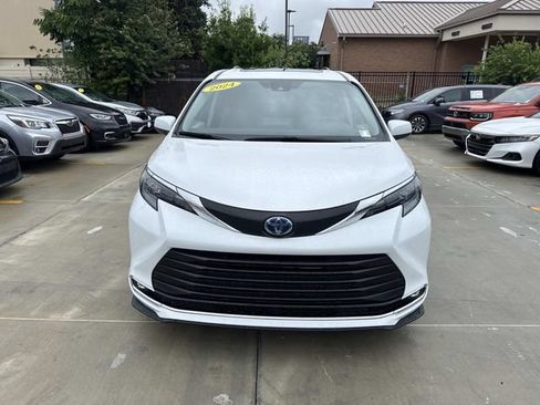Used 2024 Toyota Sienna XLE FWD image 2