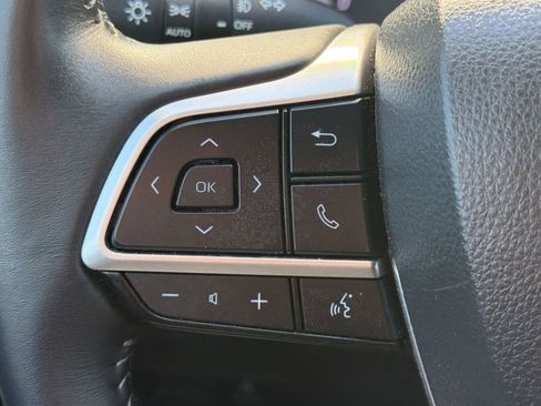 Used 2023 Toyota Highlander XLE FWD image 17