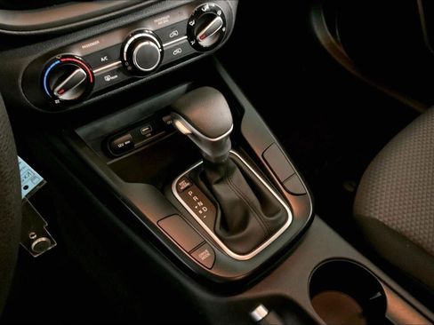 Used 2025 Kia Soul LX w/ LX Technology Package FWD image 17