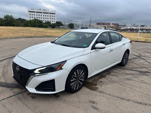 Used 2023 Nissan Altima 2.5 SV FWD image 1