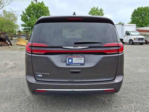 Used 2023 Chrysler Pacifica Touring-L FWD image 10