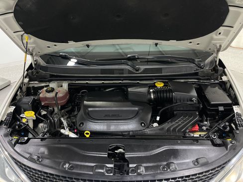 Used 2019 Chrysler Pacifica Limited w/ Tire & Wheel Group FWD image 26