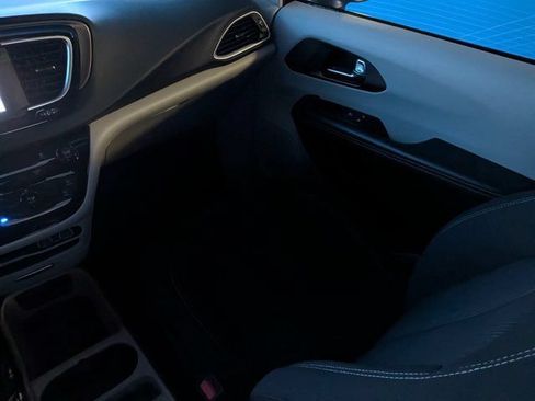 Used 2022 Chrysler Voyager LX FWD image 19