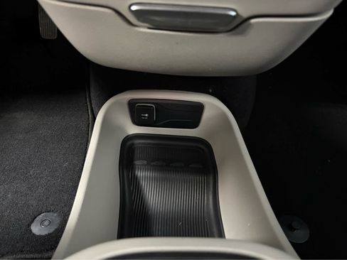 Used 2023 Chrysler Pacifica Touring-L FWD image 25