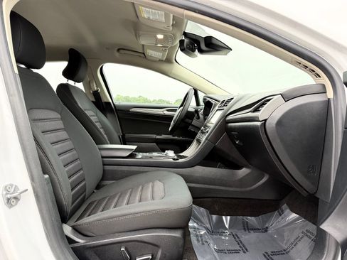Used 2019 Ford Fusion SE FWD image 19