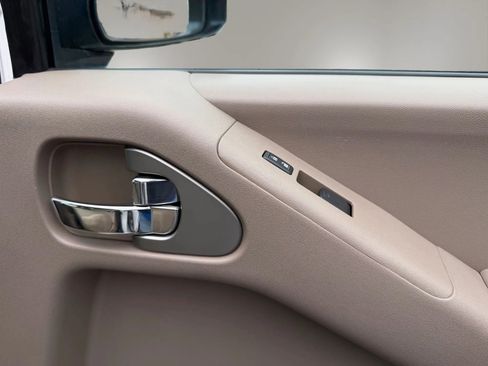 Used 2012 Nissan Frontier SV image 39