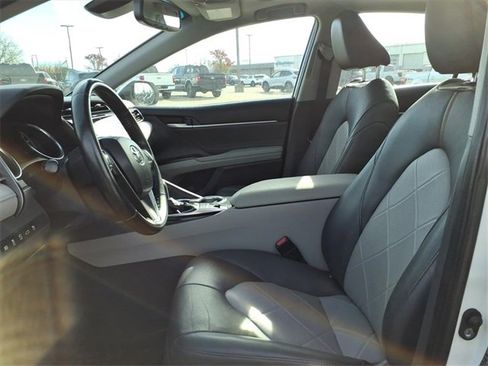 Used 2018 Toyota Camry XLE image 13