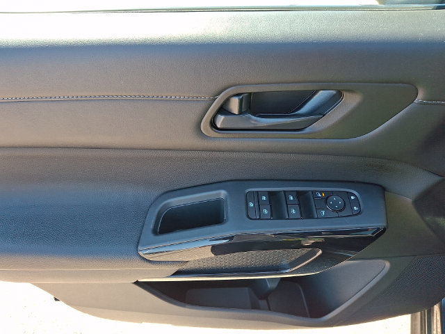 Used 2025 Nissan Pathfinder SV FWD image 12