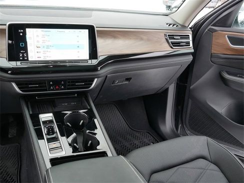 Certified 2025 Volkswagen Atlas SE image 25