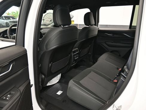 Used 2025 Jeep Grand Cherokee Laredo image 31