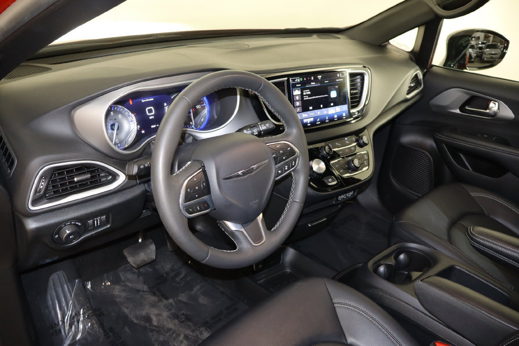 Used 2025 Chrysler Pacifica Select FWD image 27