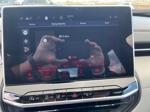 Used 2025 Jeep Compass Limited image 20