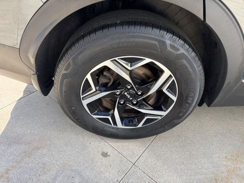 Used 2023 Kia Sportage LX image 9